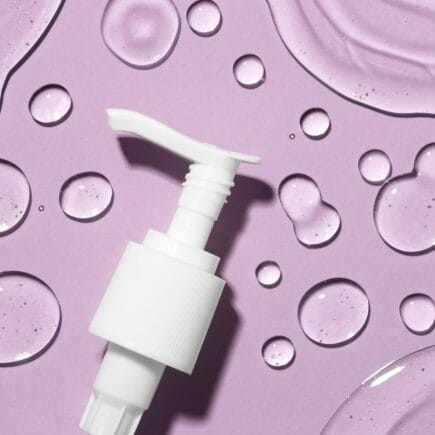 Gotas de sabonete facial.