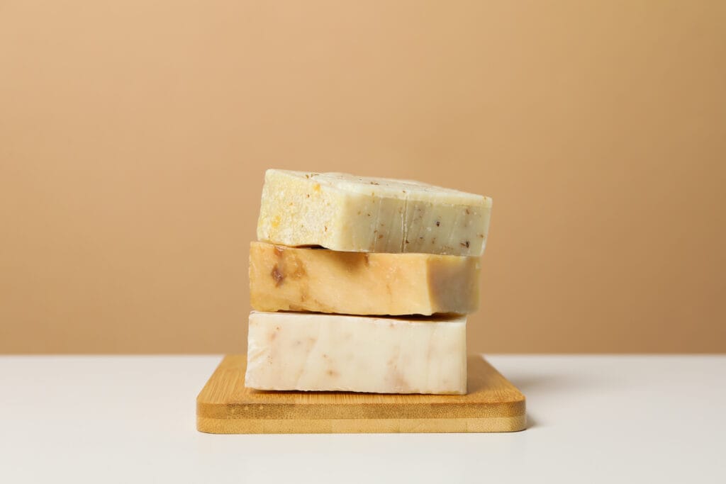 Sabonete corporal empilhado um em cima do outro.