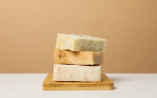 Sabonete corporal empilhado um em cima do outro.