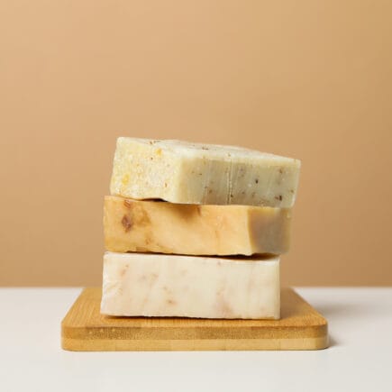 Sabonete corporal empilhado um em cima do outro.