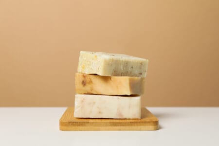 Sabonete corporal empilhado um em cima do outro.