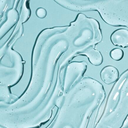 gel-de-limpeza-facial-sobre-superficie-azul