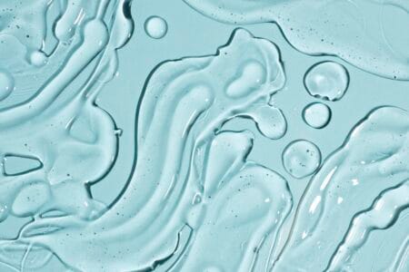 gel-de-limpeza-facial-sobre-superficie-azul