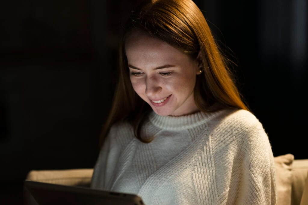 mulher-segurando-tablet-luz-azul