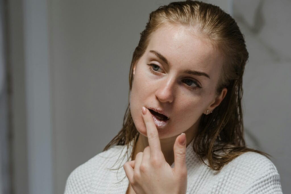 mulher-passando-o-dedo-nos-labios-ressecados.