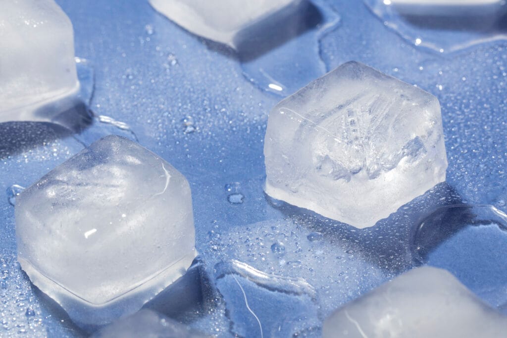 cubos-de-gelo-em-superficie-azul