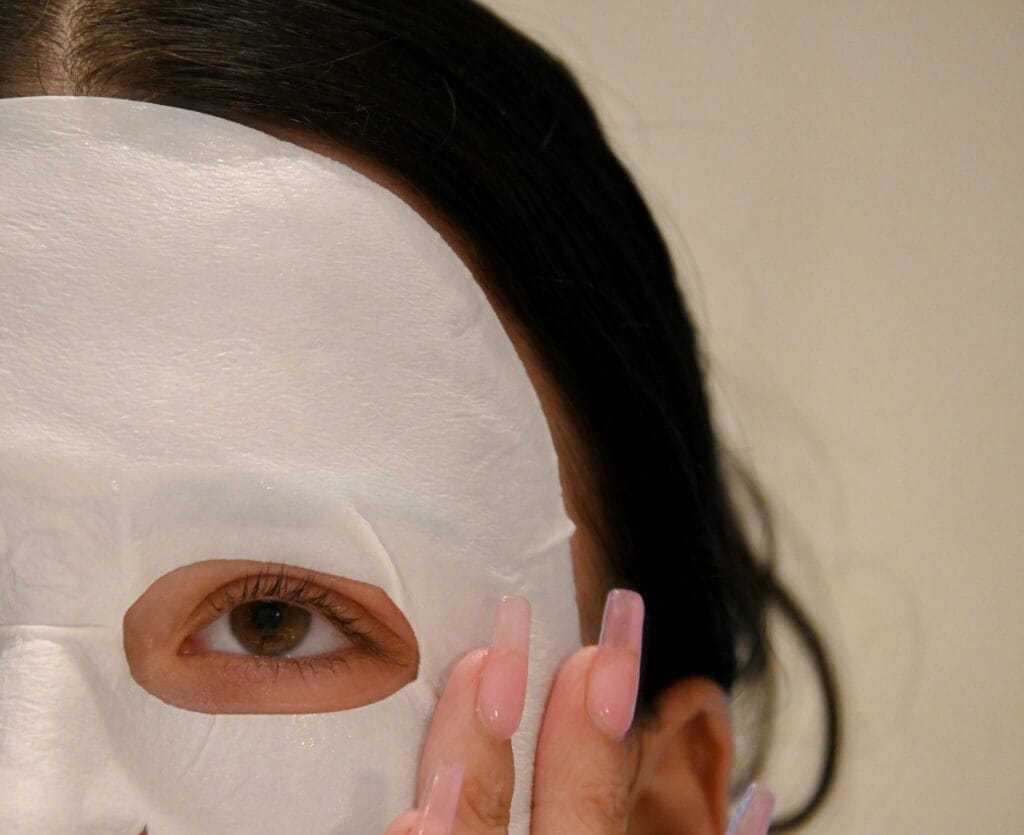 mulher-com-mascara-facial-espinha-interna